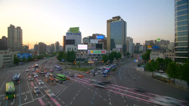 Временной интервал движения на оживленном перекрестке в Сеуле, Южная Корея — стоковое видео
