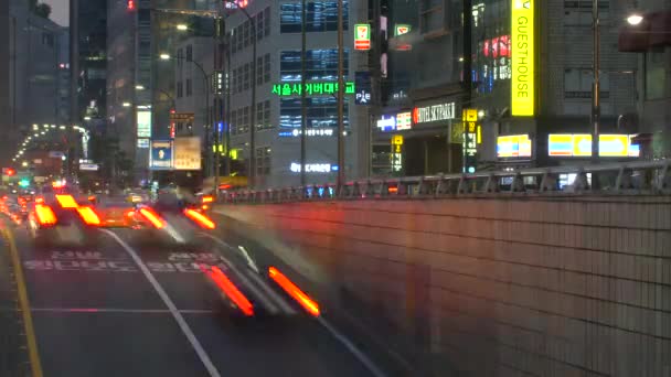 Tidsbrist för trafiken i Seoul, Sydkorea, på natten — Stockvideo