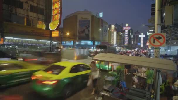 Akşamın erken saatlerinde Bangkok 'ta kalabalık bir caddenin zamanı — Stok video