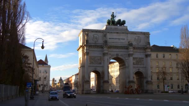Κυκλοφορία που περνά από Siegestor θριαμβευτική αψίδα στο Μόναχο, Γερμανία — Αρχείο Βίντεο