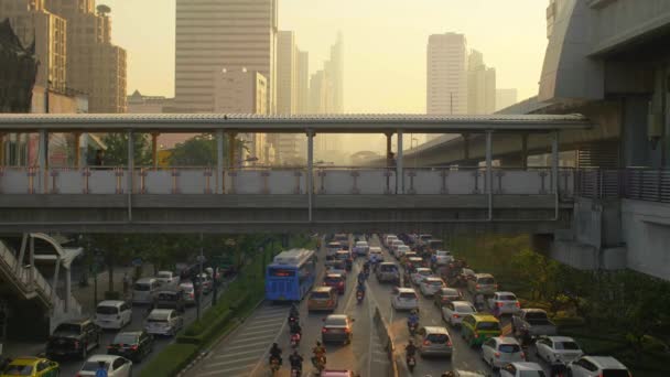 Traficul care trece pe sub un pod în Bangkok seara — Videoclip de stoc