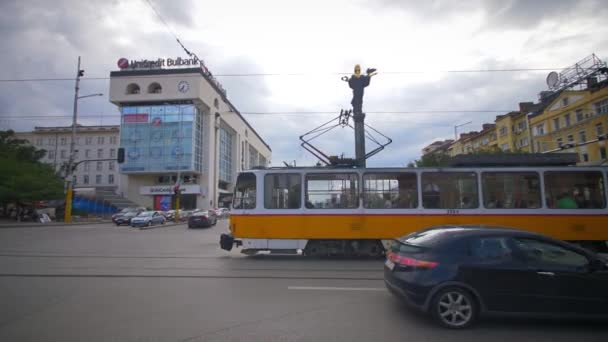 Bulgaristan 'ın Sofya kentindeki Aziz Sofya anıtının önünden geçen tramvay ve trafik — Stok video