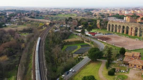 A Parco Degli Aquedottin áthaladó vonat, Olaszország — Stock videók