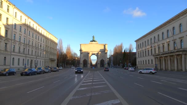 Puerta de la Victoria arco triunfal al final de Ludvigstrasse, Munich, Alemania — Vídeo de stock