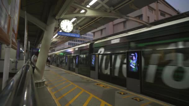 バンコクの駅に到着する地下鉄、乗客ボードと下船 — ストック動画