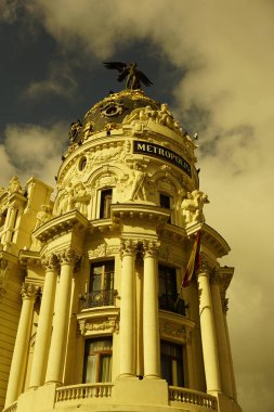 Madrid 'deki Metropolis Binası' nın ön cephesi güneşli bir öğleden sonra