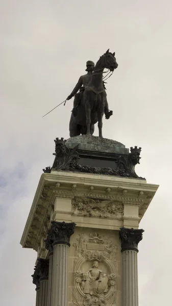 Madrid Deki Retiro Parkındaki Xii Alfonso Anıtı — Stok fotoğraf