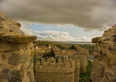 İspanya 'daki ortaçağ şehri Avila' nın duvarı.