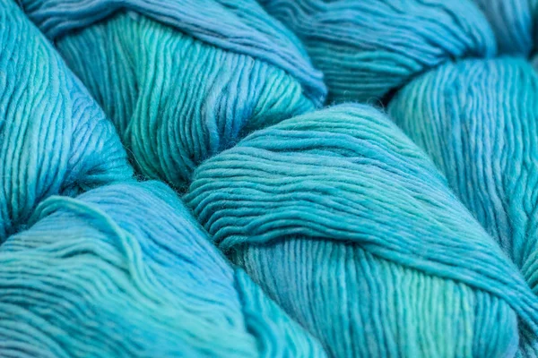 Imagem ampliada de fios de lã azul — Fotografia de Stock