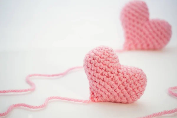 Deux coeurs au crochet faits à la main à partir d'un fil de laine épaisse rose . — Photo