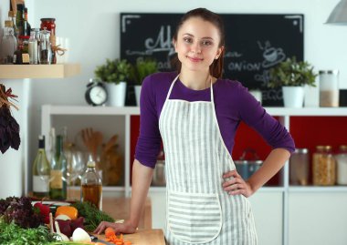 Masasının yanında duran genç bir kadın.