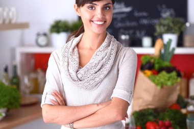 Masasının yanında duran genç bir kadın.