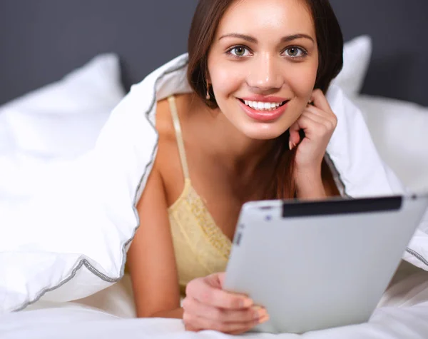 Vrouwen gebruiken een tablet pc op het bed — Stockfoto