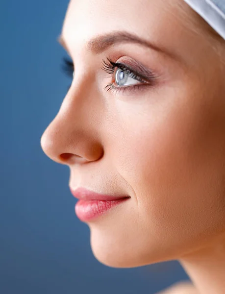 A beautiful woman, portrait isolated on blue background — Stock Photo, Image