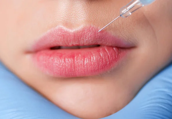 Cosmetische injectie op de mooie vrouw gezicht. Geïsoleerd op een grijze achtergrond — Stockfoto