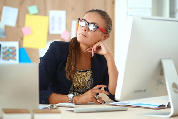 Diseñadores de moda trabajando en el estudio sentados en el escritorio — Foto de Stock