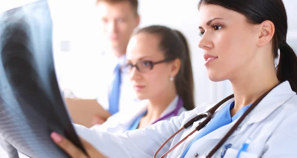 Jeune groupe de médecins qui regardent la radiographie — Photo