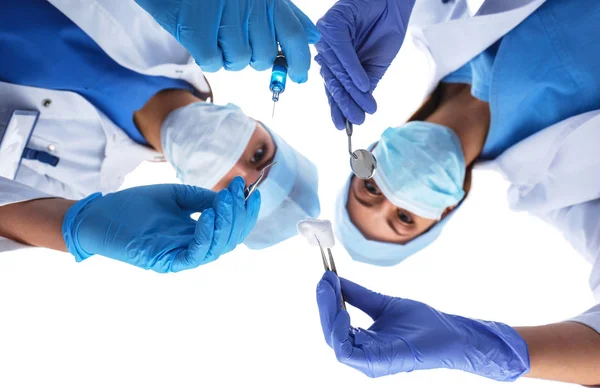 Equipe de cirurgiões, mulher vestindo uniformes protetores, bonés e máscaras — Fotografia de Stock