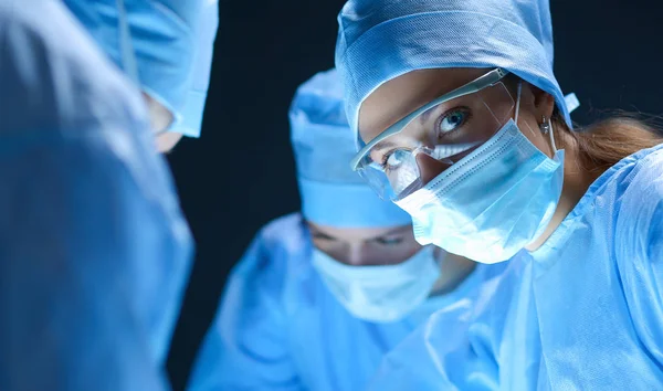 Teamchirurg aan het werk bij operaties in het ziekenhuis — Stockfoto