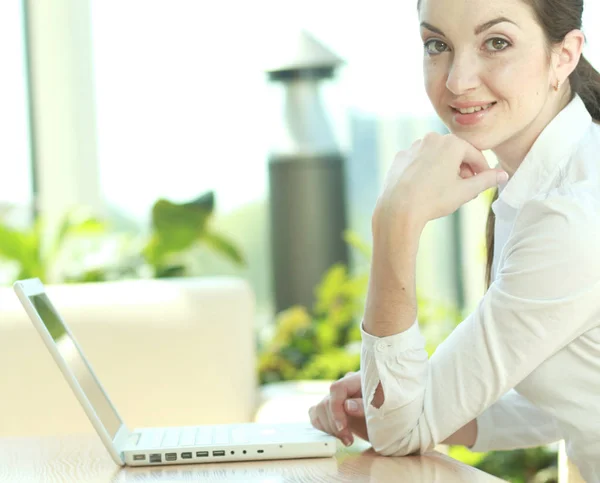 Schöne glückliche Frau sitzt mit Laptop — Stockfoto