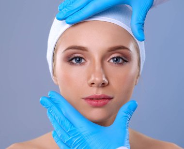 Bir kadın yüzü çok dokunaklı bir cerrah elleri