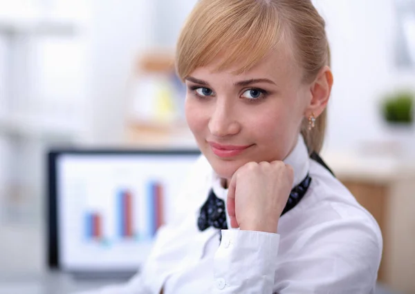 Portret van een zakenvrouw aan een bureau met een laptop — Stockfoto