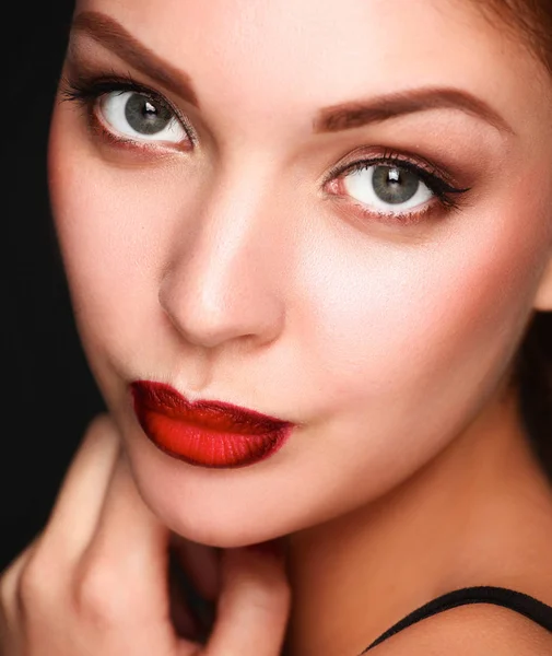 Close up ritratto di bella faccia giovane donna — Foto Stock