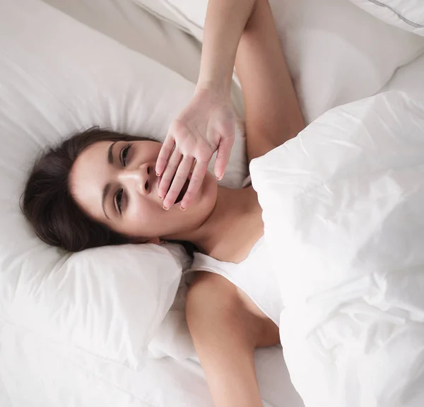 Pretty woman lying  in bed — Stock Photo, Image