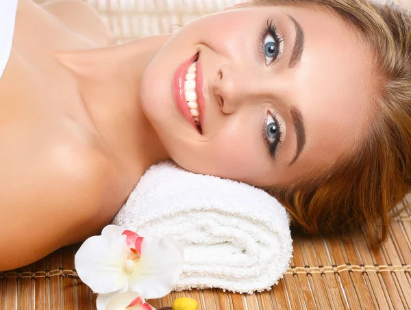 Primo piano di una giovane donna attraente che riceve un massaggio — Foto Stock