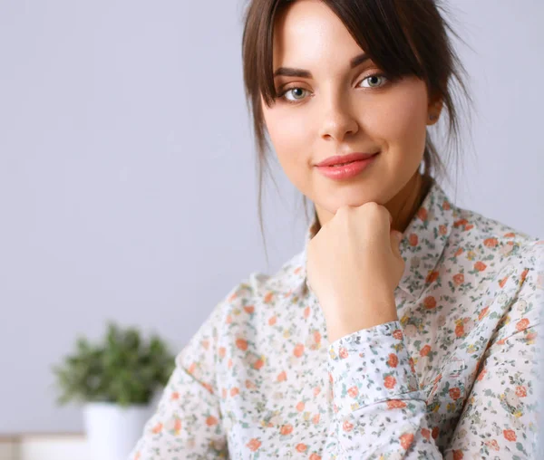 Retrato de uma jovem sentada na mesa — Fotografia de Stock