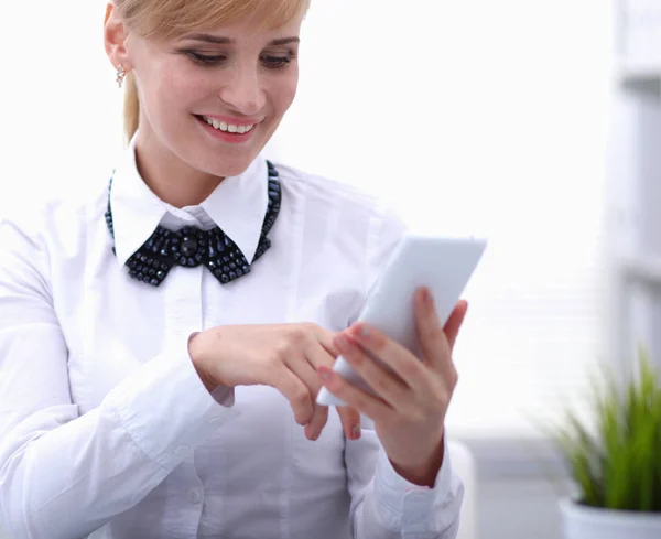 Woman in office using mobile phone — Stock Photo, Image