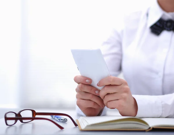 Woman in office using mobile phone — Stock Photo, Image