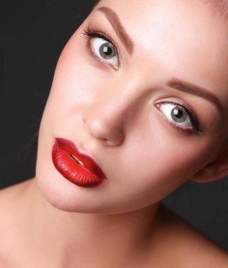 Güzel genç kadın yüzünün yakın portresi.