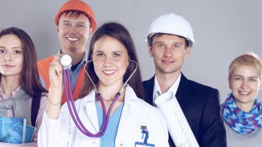 Kadın doktor ve bir grup işçi insan