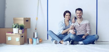 Duvar boyalı eve oturan Çift