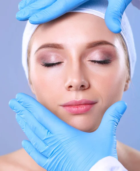 Inyección cosmética la cara de mujer bonita. Aislado sobre fondo gris —  Fotos de Stock