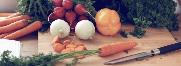 Verduras en el escritorio en una cocina — Foto de Stock