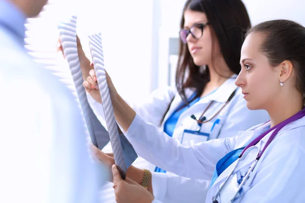 Grupo joven de médicos mirando rayos X —  Fotos de Stock