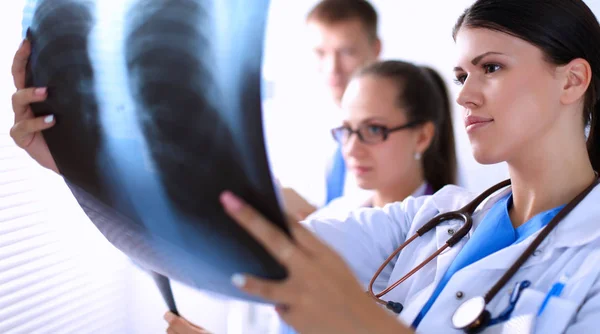 Genç bir grup doktor röntgene bakıyor. — Stok fotoğraf