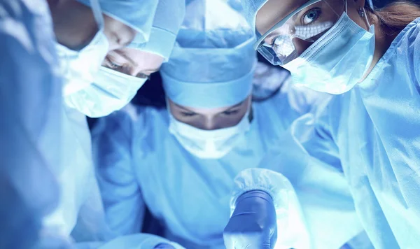 Cirujano de equipo en el trabajo en el hospital — Foto de Stock