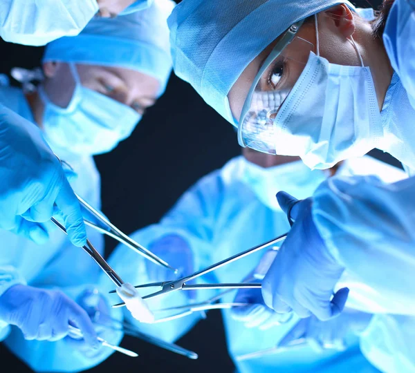 Chirurgo di squadra al lavoro per operare in ospedale — Foto Stock