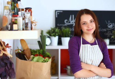 Masasının yanında duran genç bir kadın.