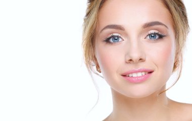 Beyaz arka planda güzel bir kadının portresi