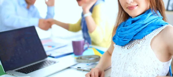 Retrato de atractiva diseñadora femenina en la oficina — Foto de Stock