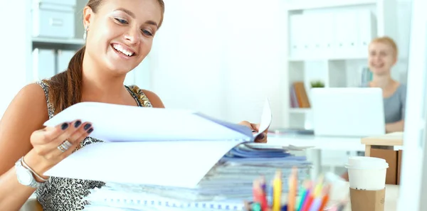 Modeontwerpers werken in studio zittend op het bureau — Stockfoto