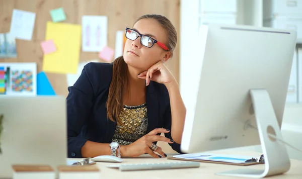 Diseñadores de moda trabajando en el estudio sentados en el escritorio — Foto de Stock