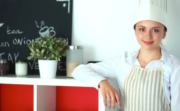 Chef kvinna porträtt med uniform i köket — Stockfoto