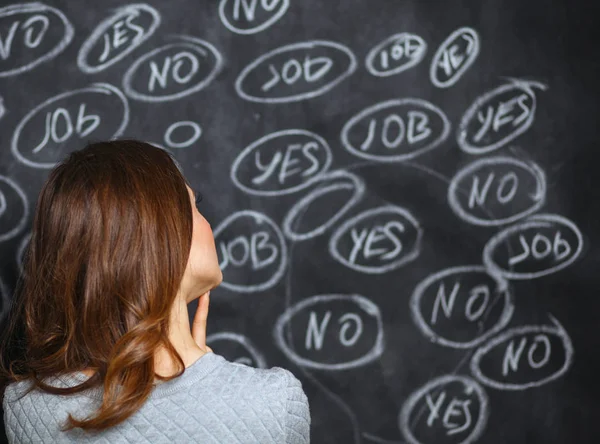 Denken jonge vrouw met Ja of nee keuze op grijze achtergrond — Stockfoto