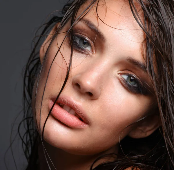 Retrato de mujer joven con maquillaje de moda — Foto de Stock