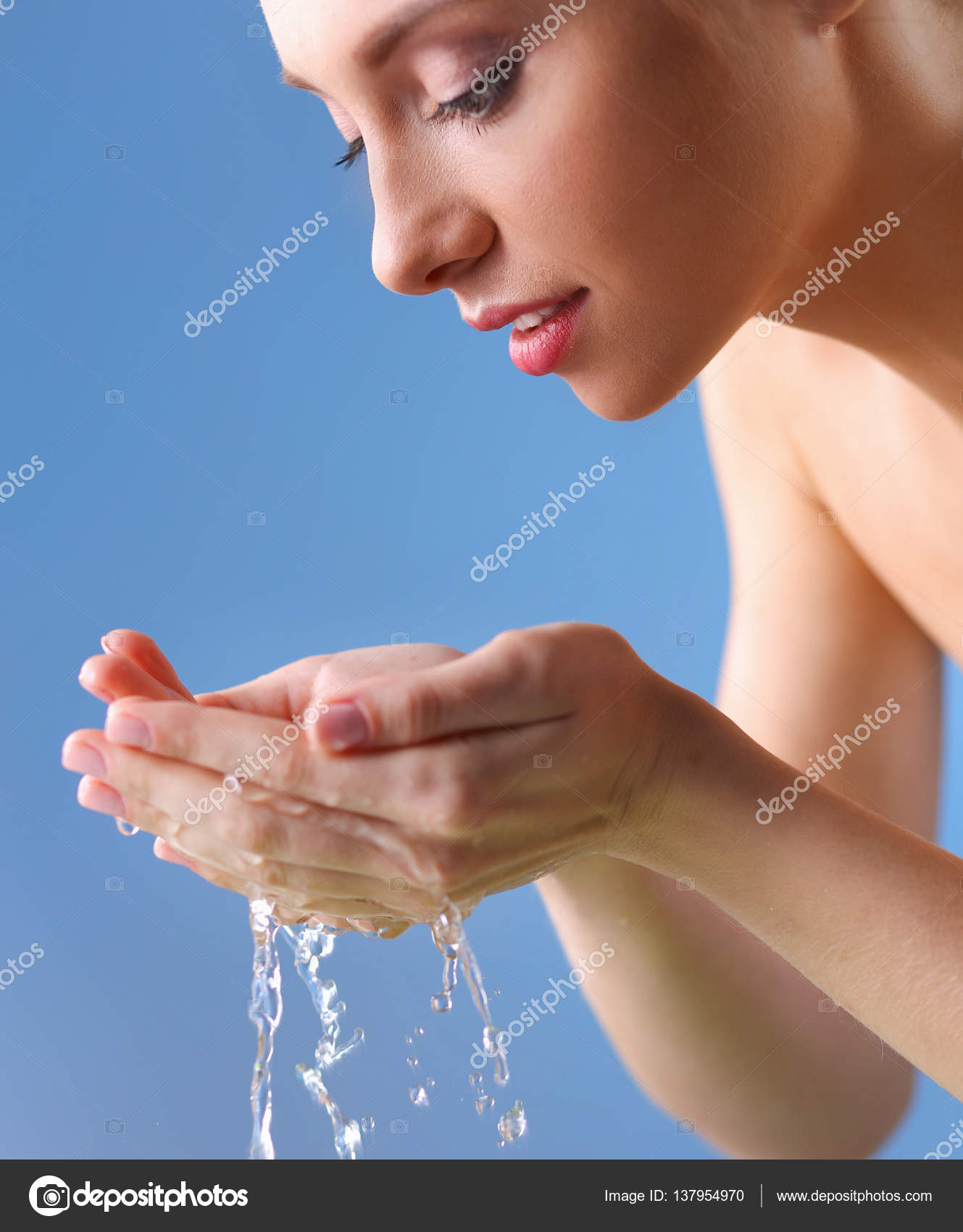 Jeune Femme Se Lave Le Visage Avec De L Eau Claire Image Libre De Droit Par Shefkate C 137954970